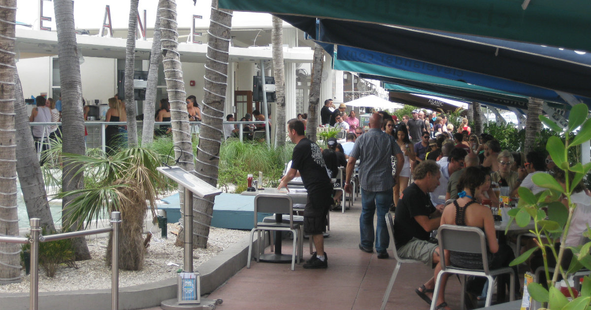 Restaurantes en Ocean Drive, en Miami. © Vanderleia Machado / Flickr Commons.