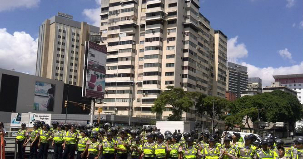 La policía impide marchar a los manifestantes en favor del revocatorio © Twitter / lainformacion.com