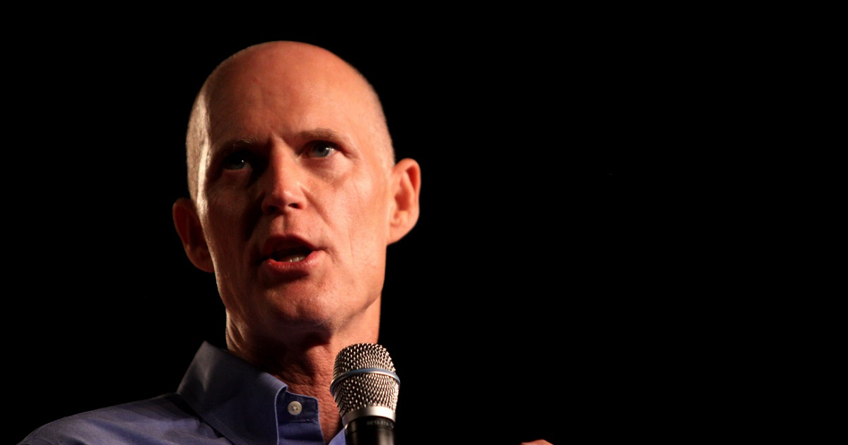 Rick Scott, habla a la prensa © Wikimedia Commons/Gage Skidmore/Creative Commons