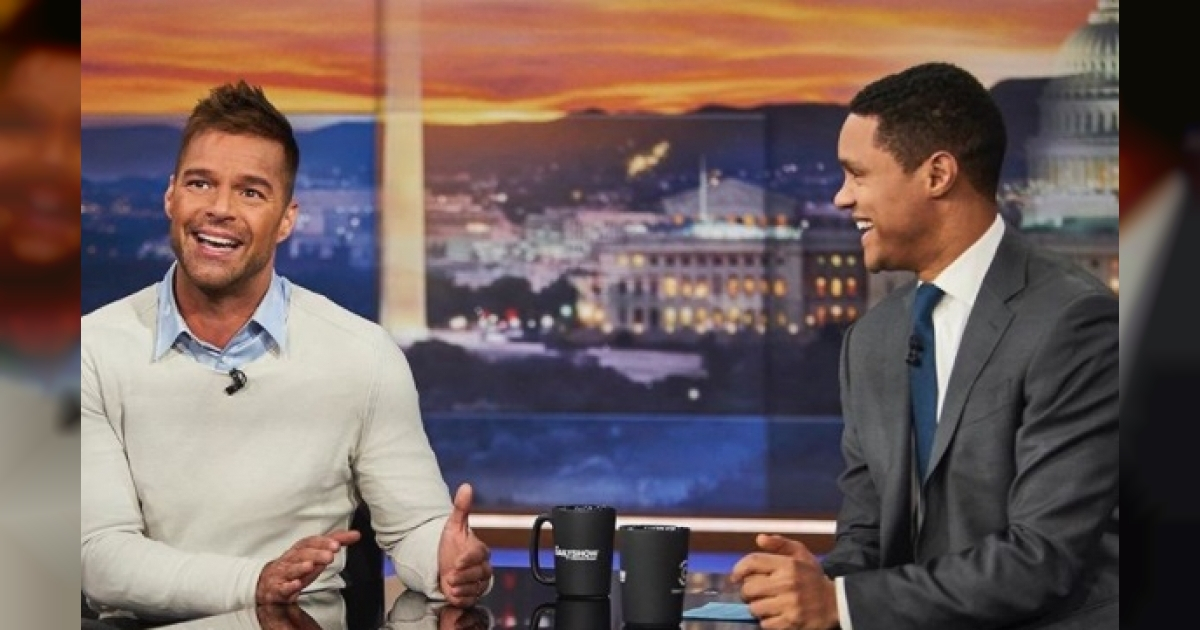 Ricky Martin conversando con Trevor Noah durante una entrevista © Instagram / Ricky Martin