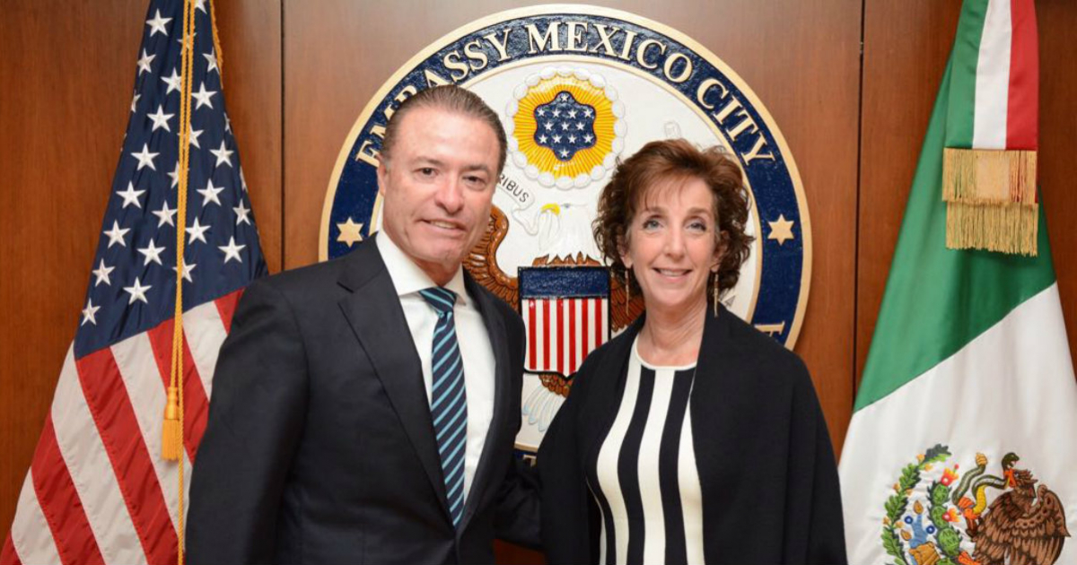 Roberta Jacobson, junto al gobernador del estado mexicano de Sinaloa. © Roberta Jacobson / Twitter.