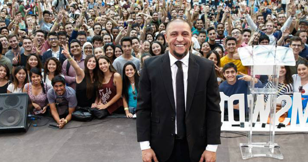 Roberto Carlos, exjugador del Real Madrid, en un acto con estudiantes © Real Madrid