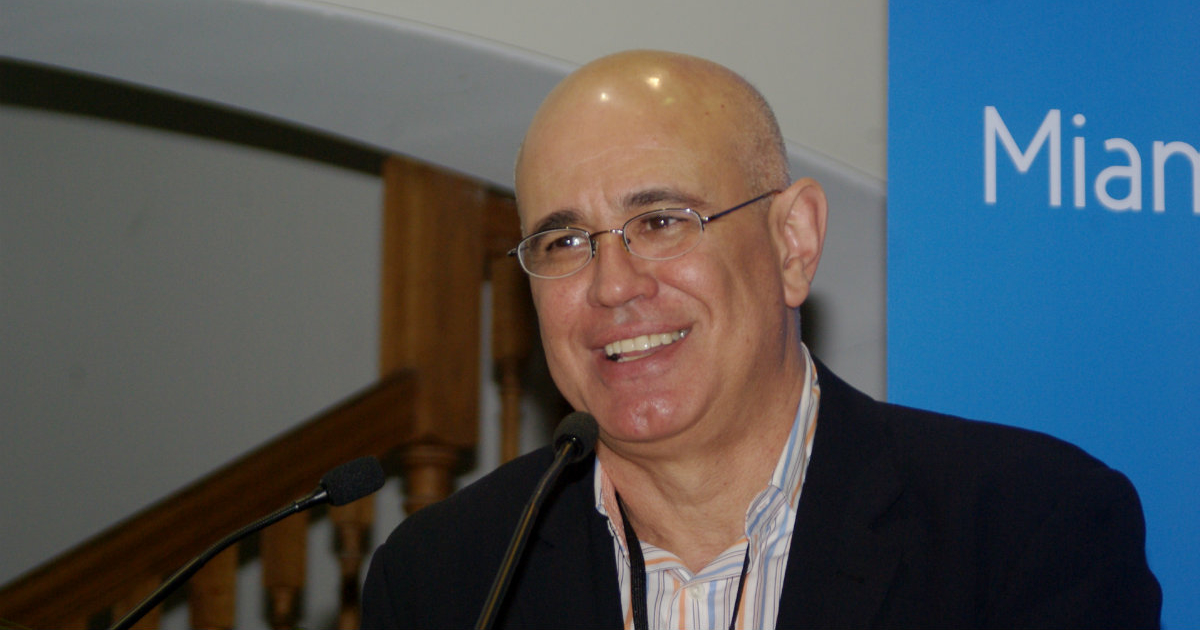 Escritor cubano Antonio Orlando Rodríguez atendiendo a la prensa © Wikimedia