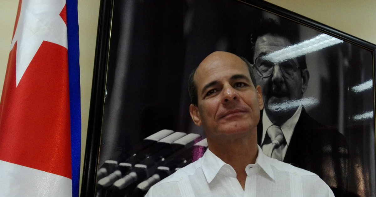 El vicecanciller cubano, Rogelio Sierra, con una imagen de Raúl Castro de fondo © Agencia Cubana de Noticias 