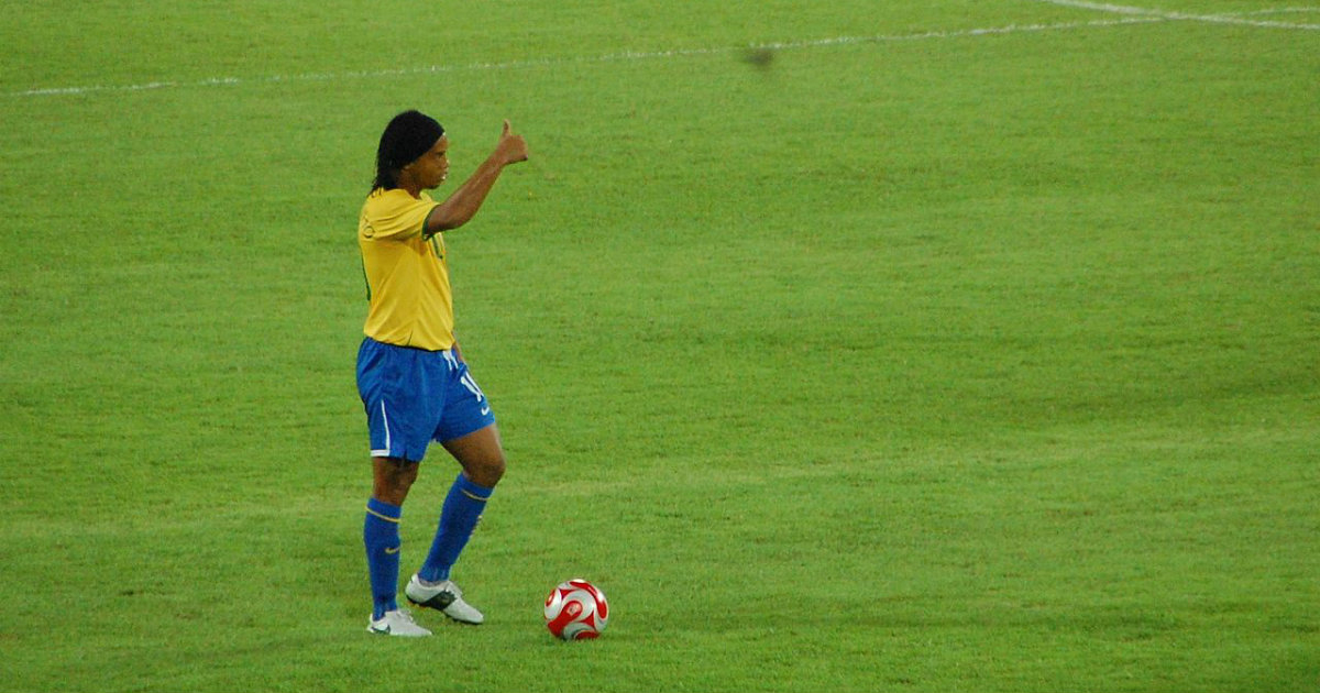 Ronaldinho durante un partido de fútbol © Wikimedia Commons