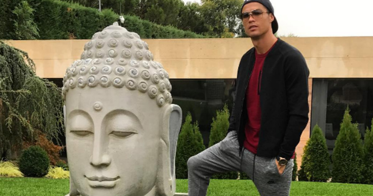 Cristiano Ronaldo posa apoyando su pie derecho sobre una estatua de Buda © @cristiano