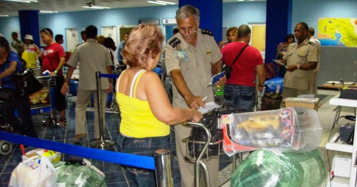 Trabajador de la Aduana de Cuba señalando una mercancía © consuladodecuba.blogspot.com