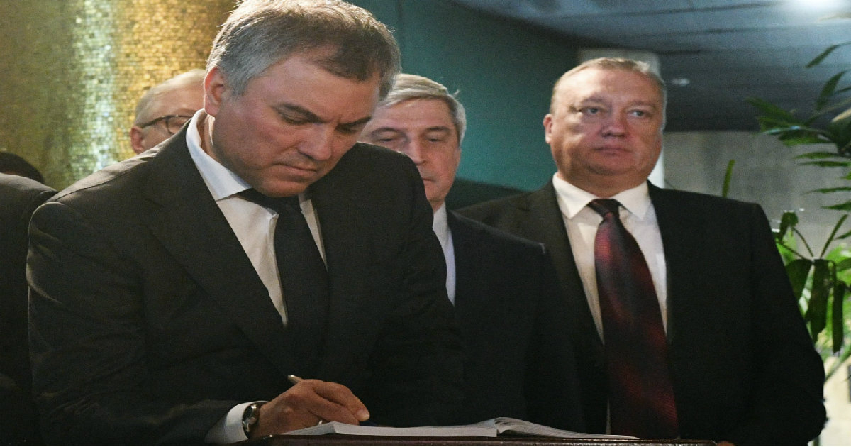 Viacheslav Volodin firma el libro de condolencias en homenaje a Fidel Castro © Sputnik/Mihail Voskresenskiy 