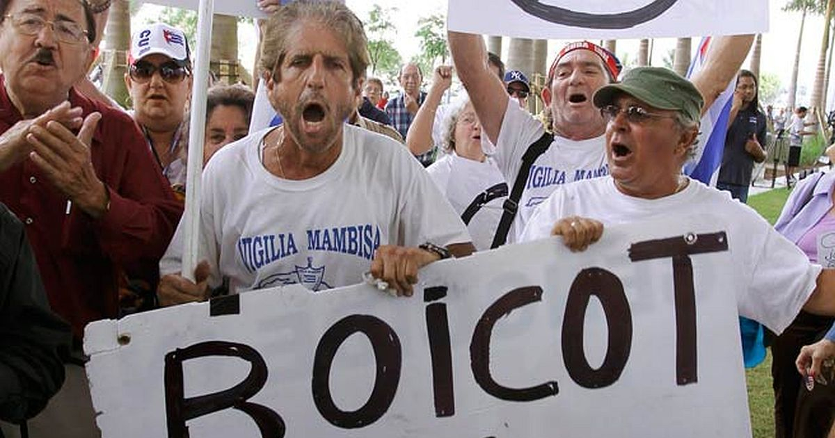 Vigilia Mambisa opuestos a instauración de Consulado cubano © Reciben con improperios a simpatizantes de la instauración de Consulado cubano en Miami Beach