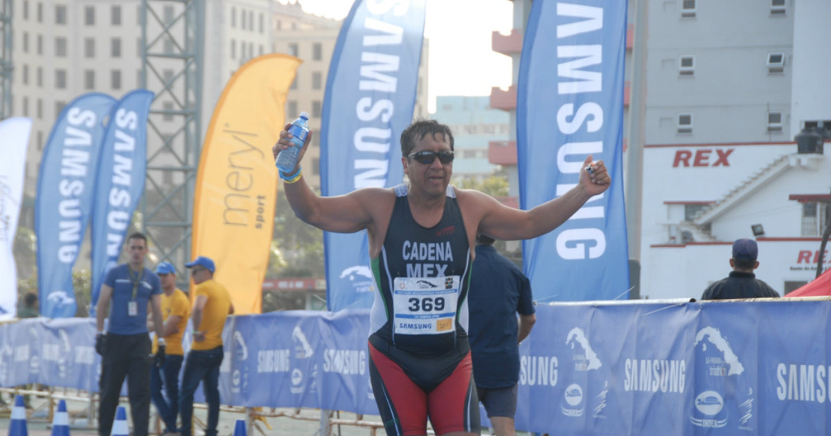 Un corredor del triatlón de La Habana, en una foto de archivo. © Triatlondelahabana.com