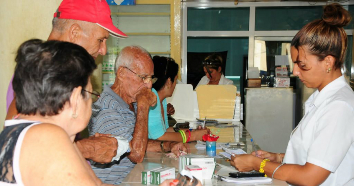 Ciudadanos cubanos recibiendo medicamentos en Sancti Spíritus © Escambray