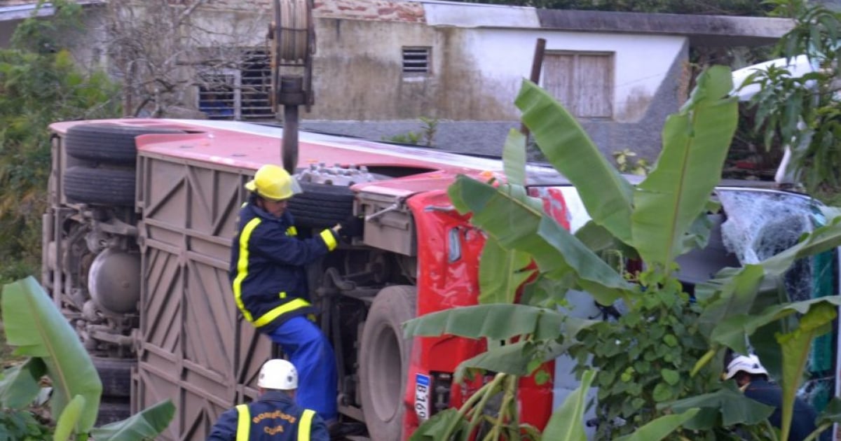 Ómnibus tras un accidente de tránsito en la provincia de Sancti Spíritus © Escambray / Luis Francisco Jacomino