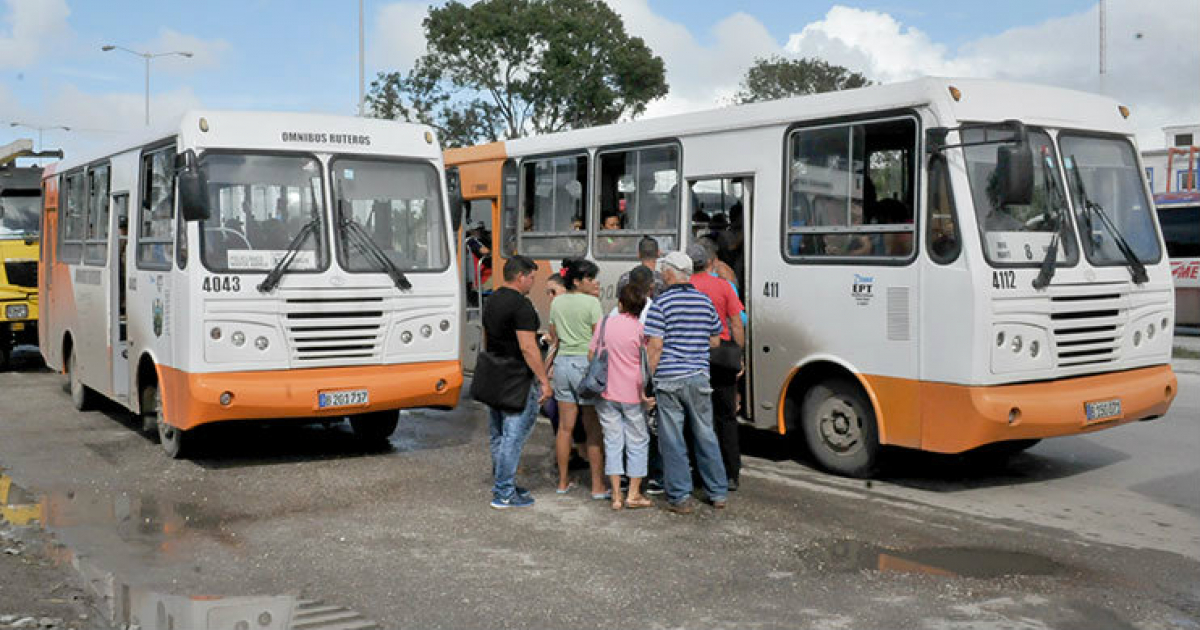 Pasajeros esperando a uno de los ómnibus en Santa Clara © Vanguardia