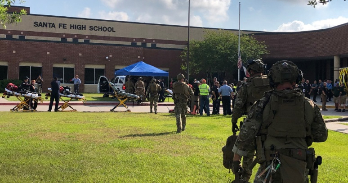 La policía inspecciona la escuela secundaria Santa Fe High School tras el tiroteo © Twitter / @HCSOTexas