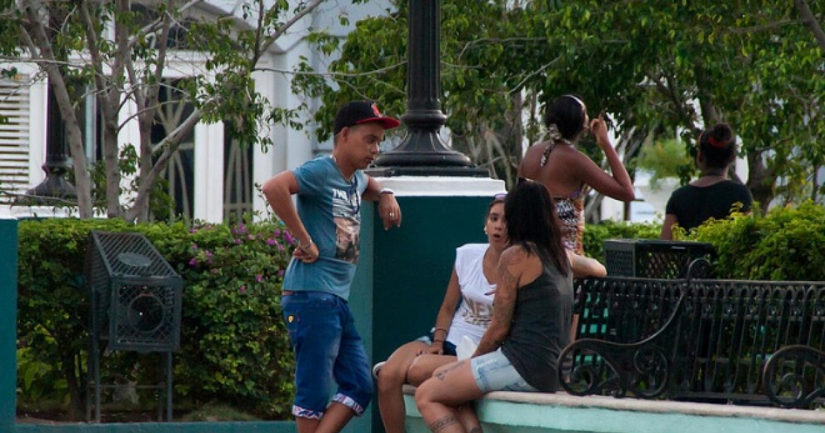 Ciudadanos de Santiago de Cuba hablando en una plaza © CiberCuba