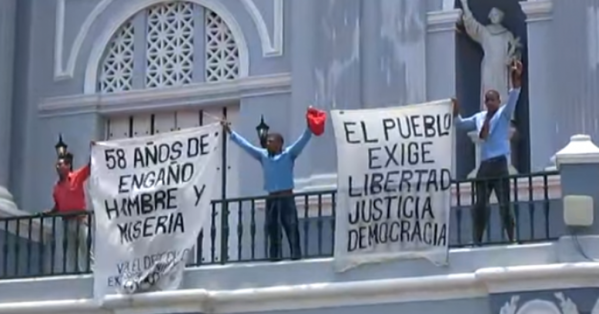 Protesta en el atrio de la Catedral de Santiago de Cuba el 26 de julio © UNPACU / Youtube