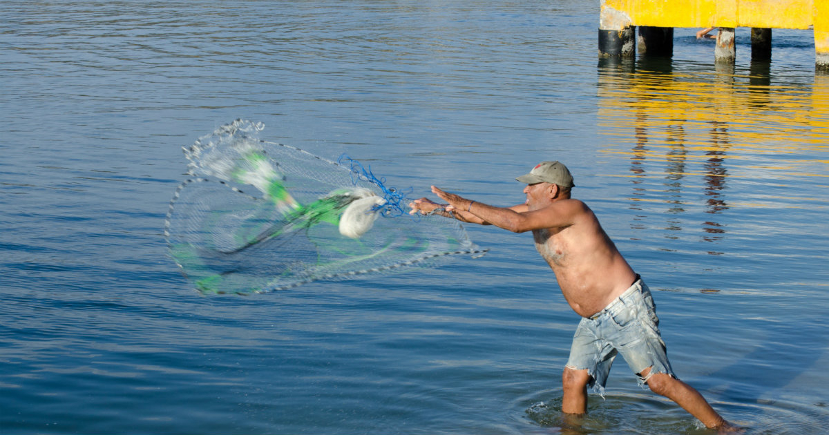 Pescador en Santiago de Cuba © CiberCuba/José Roberto Loo Vázquez