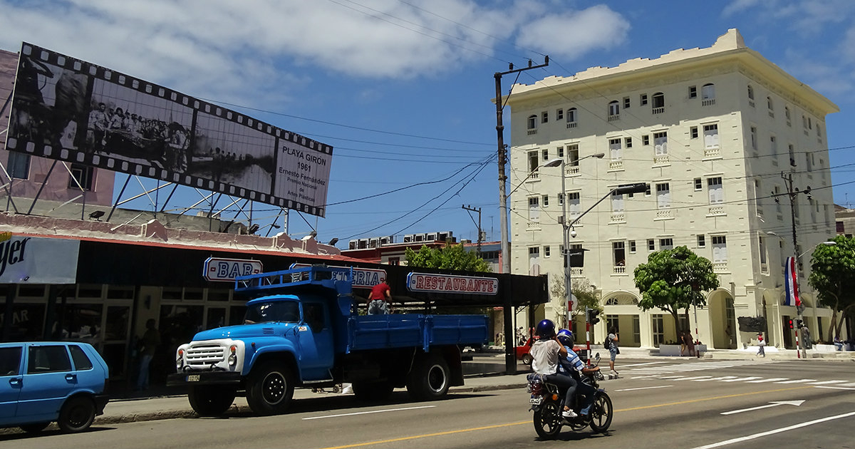 Al fondo, el edificio Sarrá, de 23 y 12, en el Vedado. © CiberCuba.