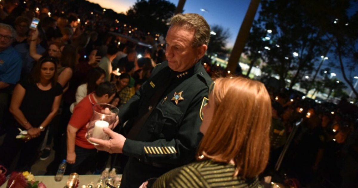 El alguacil del condado de Broward, Scott Israel, durante la vigilia en Parkland © Twitter / @browardsheriff