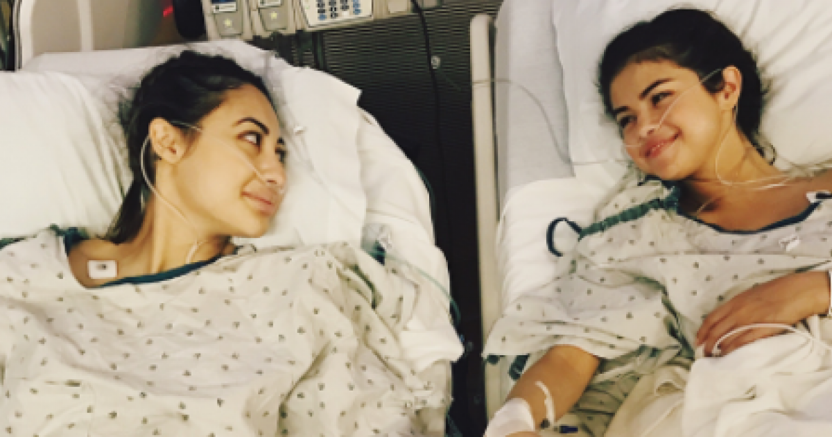 La artista Selena Gómez acompañada por su amiga en una cama de hospital © Instagram / Selena Gómez 