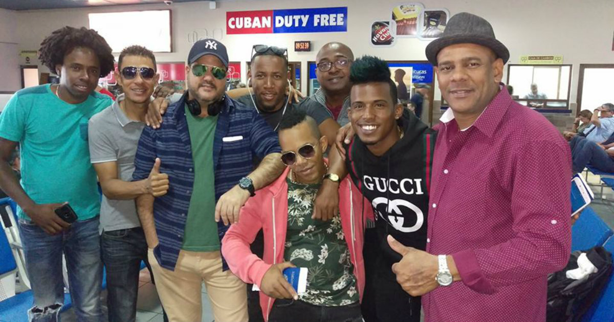 Integrantes del Septeto Santiaguero en el aeropuerto de La Habana. © Septeto Santiaguero / Facebook