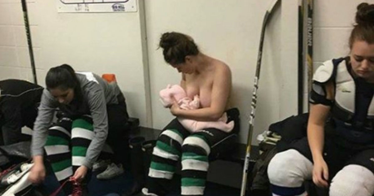 La jugadora de hockey Serah Small con su bebé en el vestuario © Sport