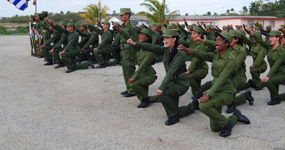 Mujeres cubanas trabajando en el Servicio Militar Femenino. © Raúl Pupo / Juventud Rebelde