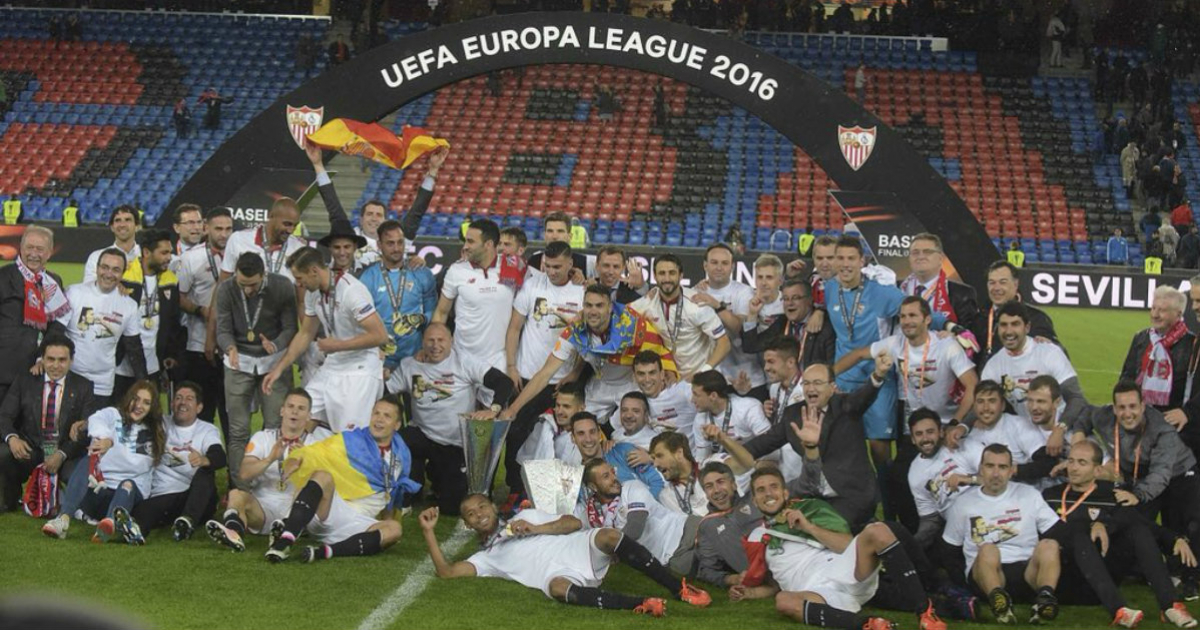 El Sevilla podrá lucir una insignia en su camiseta como ganador de 5 finales de la UEFA. © Sevilla CF / Twitter.