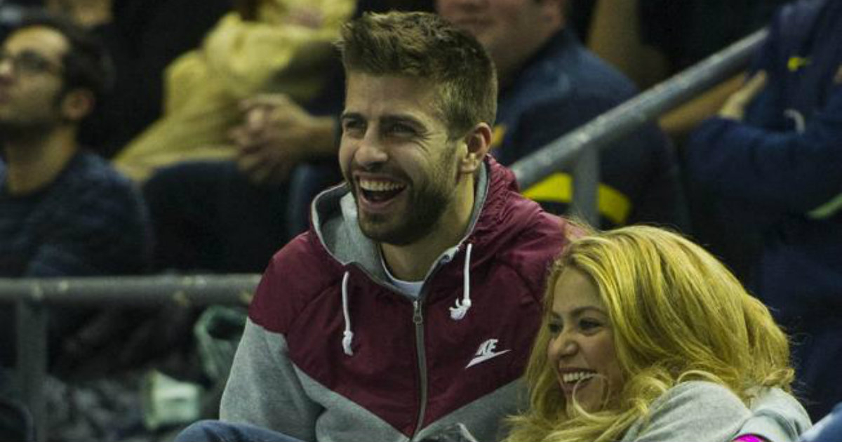Shakira y Piqué riéndose mientras ven un partido de baloncesto © Mundo Deportivo / Pere Puntí