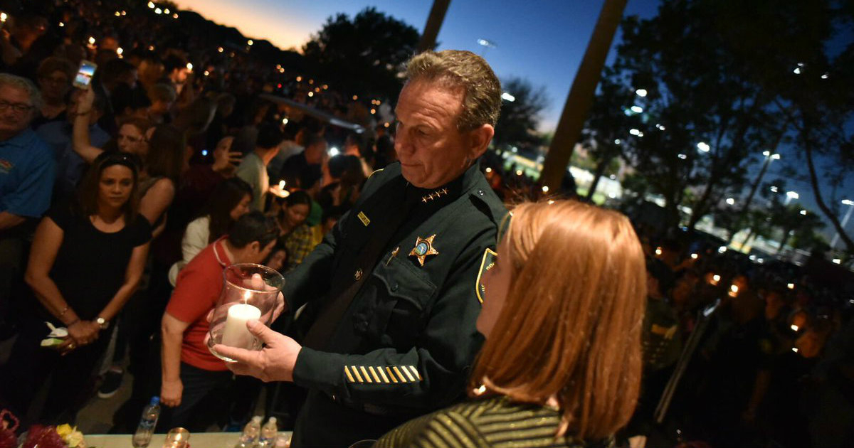 El Sheriff de Broward, durante la vigilia organizada tras la masacre de Parkland. © Sheriff Broward / Twitter