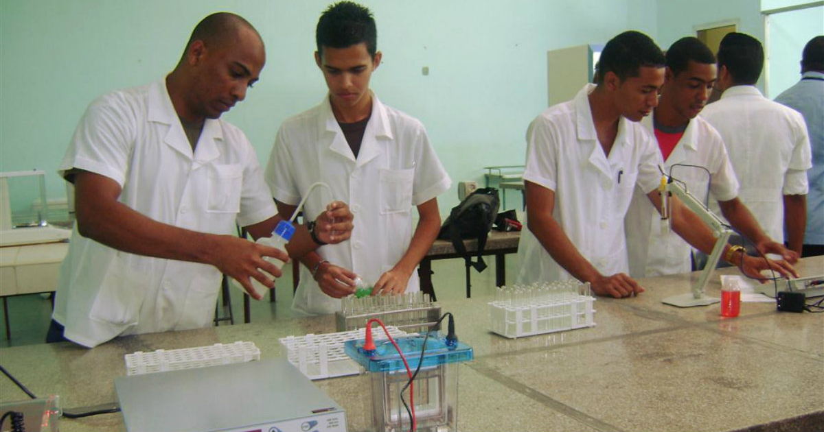 Trabajadores de un laboratorio de Cuba examinan muestras © Cuba Posible