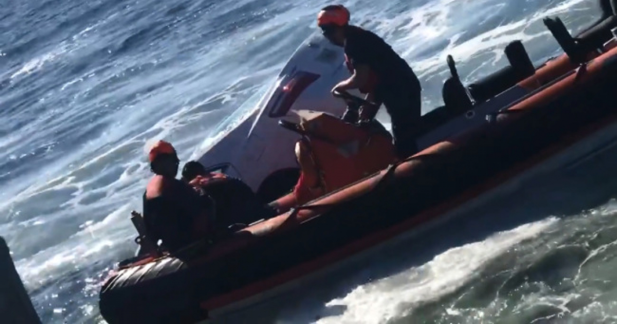 Auto cae al agua en la Florida © Coast Guard Cutter Marlin