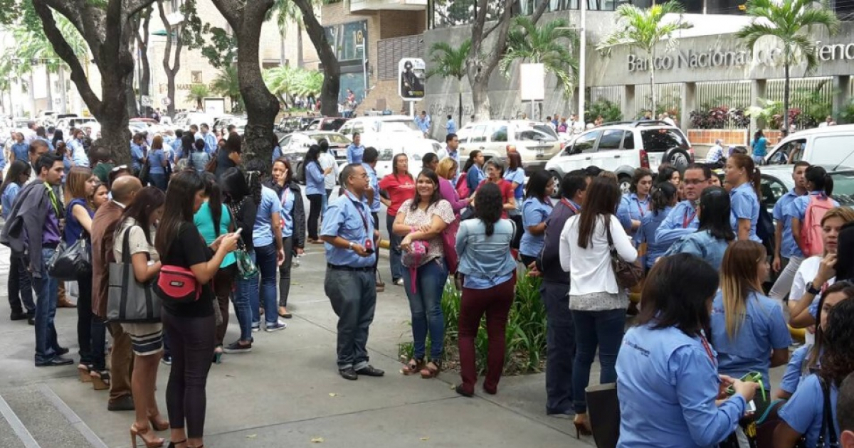 Vecinos de los edificios desalojados en Caracas tras sismo © ntn24