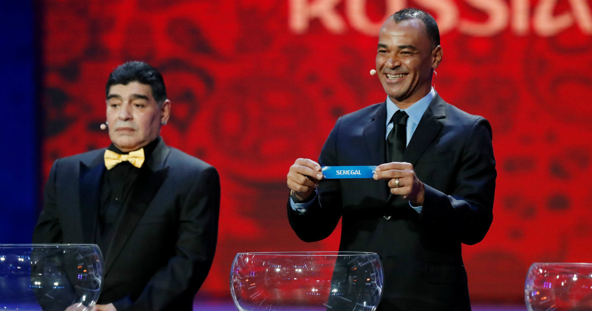 Maradona y Cafú, durante el sorteo del Mundial de Rusia 2018 © Reuters / Grigory Dukor