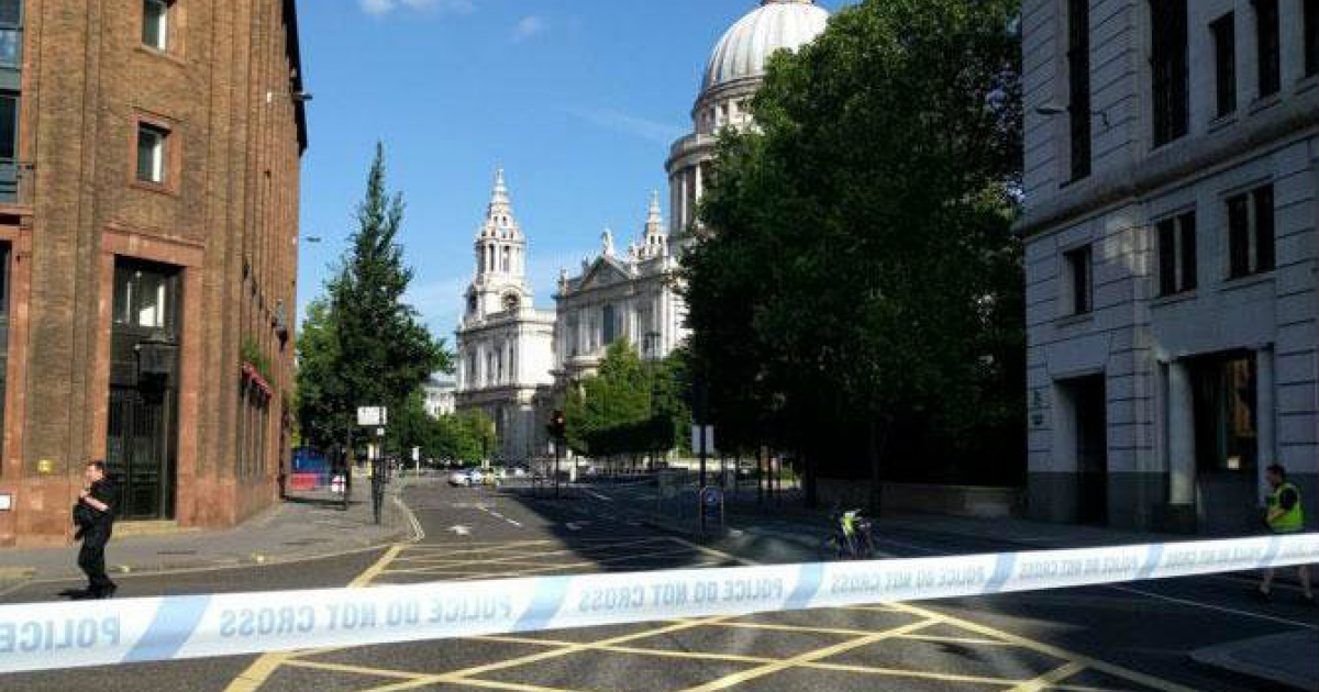 Los alrededores de la catedral de St Paul´s acordonados por una amenaza de bomba © 