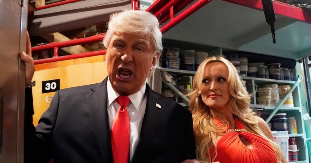 Stormy Daniels y Alex Baldwin como Donald Trump. © Saturday Night Live/ Twitter