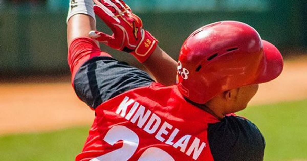 Lionard Kindelán se prepara para batear en el Campeonato Nacional de Béisbol Sub 23 © Sierra Maestra