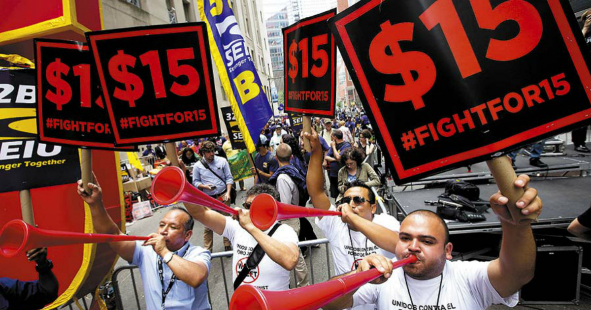 Manifestantes en EEUU reclamando un aumento salarial © latercera.com