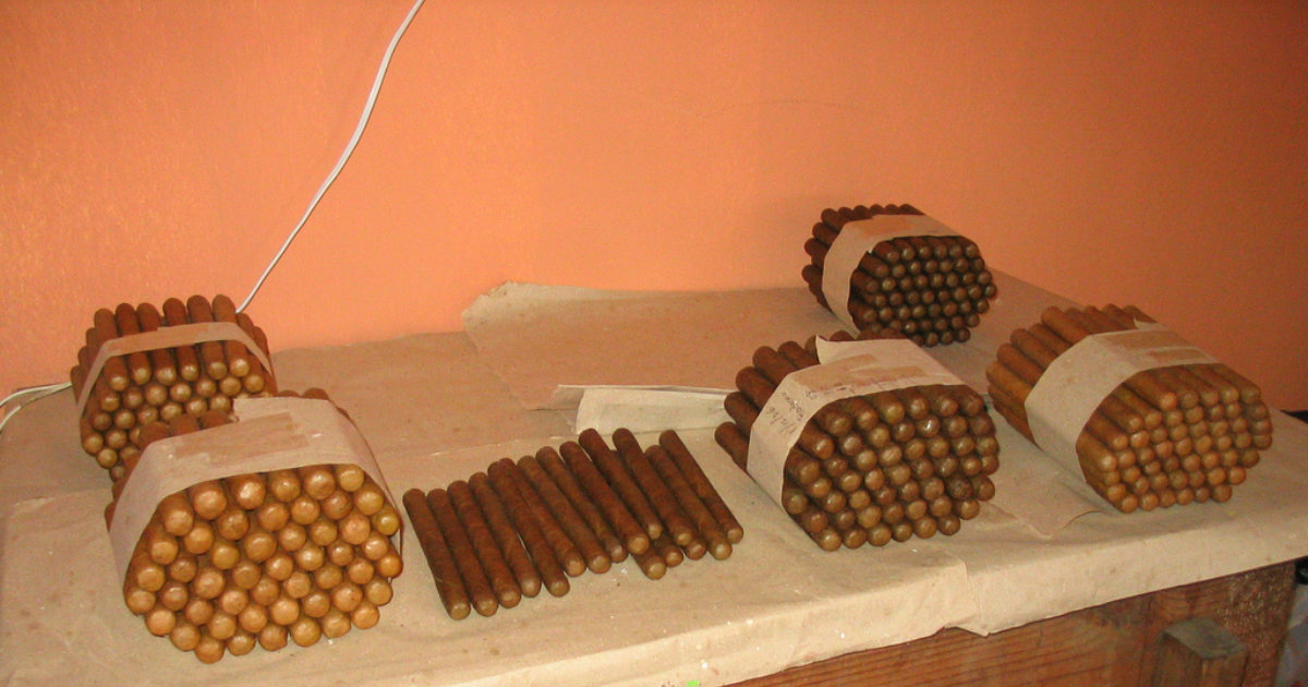 Mesa con diferentes paquetes formados por habanos © Flickr / Christian Córdova