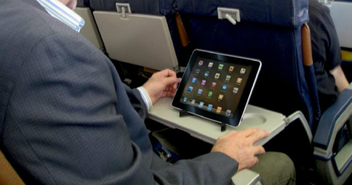 Pasajero de avión con tablet © Diario 24