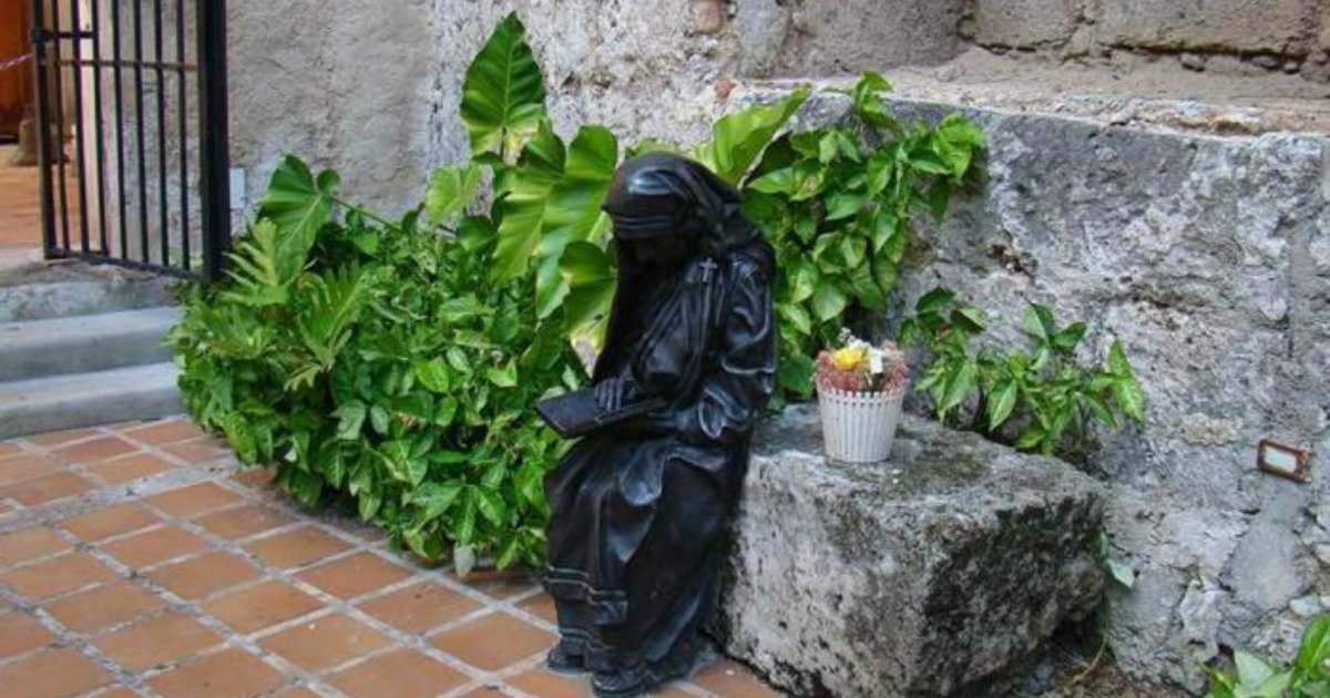 Escultura de la Madre Teresa en convento de San Francisco de Asís de La Habana © La Stampa