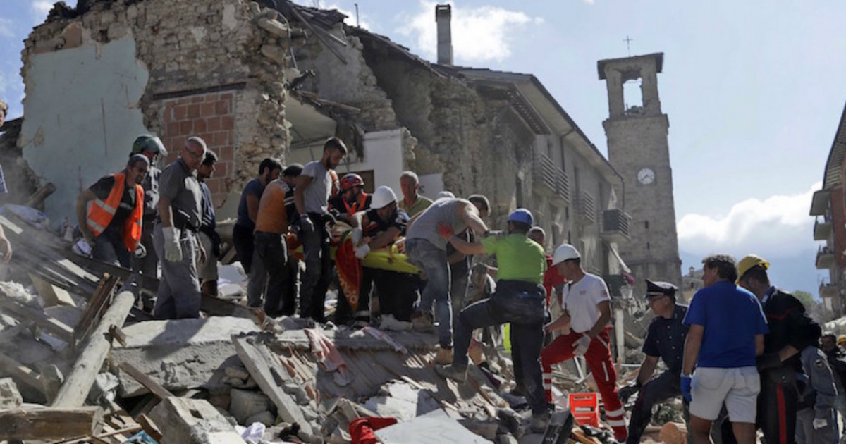 Vecinos de Amatrice son ayudados por las brigadas de rescate © AP / Alessandra Tarantino