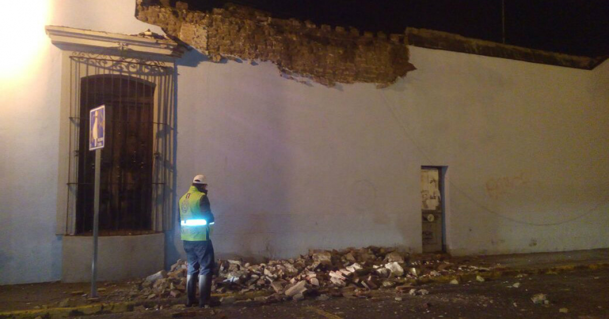 Restos de una pared en el suelo tras el terremoto de México © Twitter / @CEPCO_GobOax