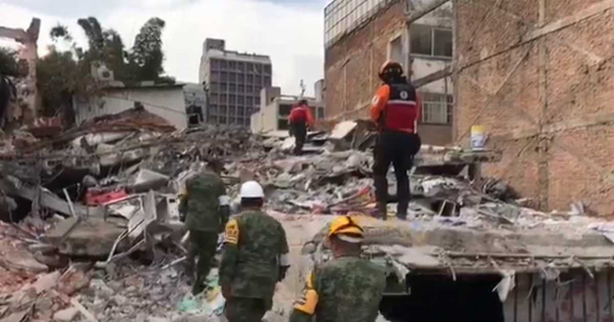 Equipos de rescate buscando supervivientes en México tras el terremoto © Twitter / @gobmx