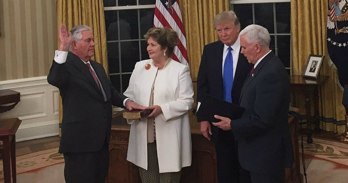 Rex Tillerson jurando como secretario de Estado ante la mirada de Trump © Wikimedia Commons