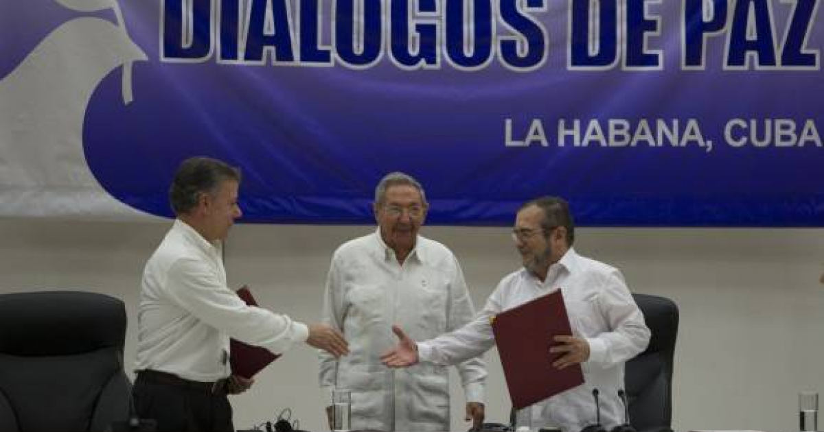 "Timochenko" estrechando la mano a Juan Manuel Santos delante de Raúl Castro © Ladyrene Pérez/ Cubadebate