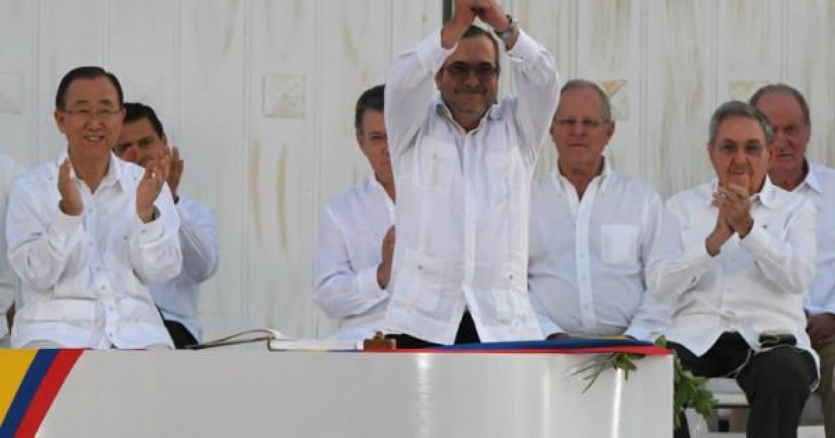 El líder de las FARC con el presidente cubano Raúl Castro al fondo © Cubadebate
