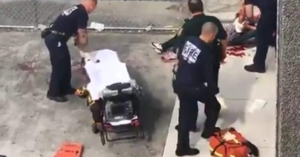 Policías de la Florida atendiendo a un herido en Fort Lauderdale © Twitter / Tennessee COP