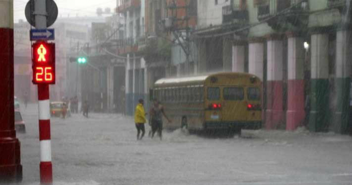 Un autobús y un semáforo en plena tormenta en Cuba © 