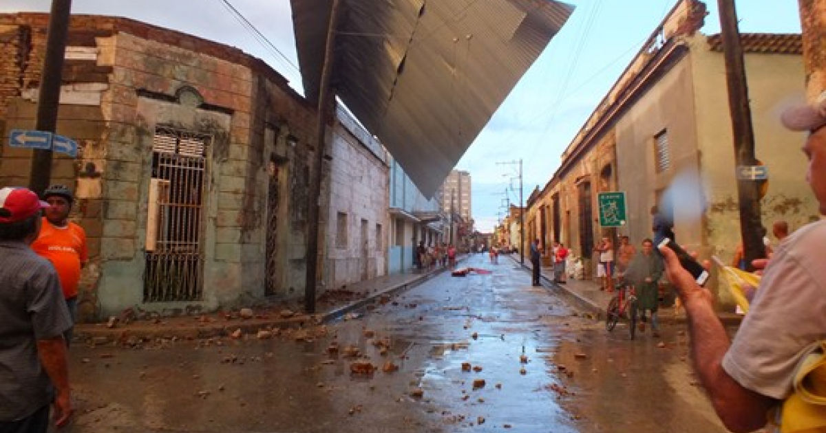 Cubiertas rotas en Camagüey tras el paso del tornado © Radio Cadena Agramonte / Pedro Paneque Ruiz